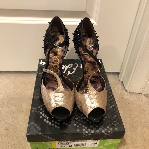 Black and gold T strap heels - Picture 1 of 5